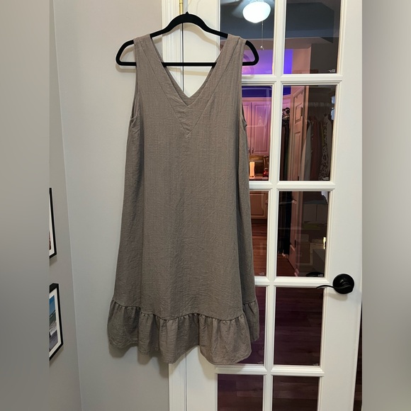 Hello Nite Dresses & Skirts - Beautiful sleeveless v-neck dress with ruffle around bottom sz S EUC